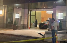 Mercedes mất lái tông thẳng vào sảnh Tháp Trump Plaza ở New York