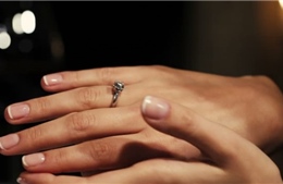 Chế tạo nhẫn &#39;kim cương&#39; từ móng tay để cầu hôn bạn gái