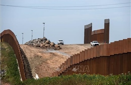 Dân buôn lậu dùng cưa điện xuyên thủng tường biên giới của Tổng thống Trump
