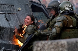 Người biểu tình Chile tấn công lực lượng cảnh sát bằng bom xăng