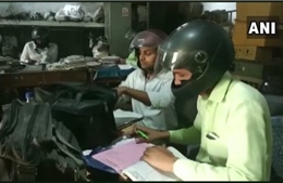 Đáng ngẫm hình ảnh công chức Ấn Độ đội mũ bảo hiểm trong phòng làm việc 