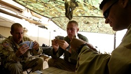 Lính Mỹ vừa chơi bài vừa học về vũ khí Nga, Trung Quốc, Iran
