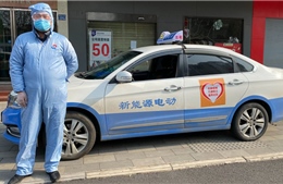 Taxi từ thiện giữa tâm dịch Vũ Hán