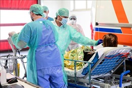 Giữa dịch COVID-19, Italy cho 10.000 sinh viên trường y tốt nghiệp sớm