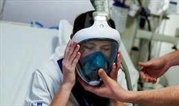 Thiếu máy trợ thở, bệnh viện dùng mặt nạ lặn cho bệnh nhân suy hô hấp
