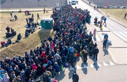 Người Ukraine trở về từ châu Âu ùn ứ tại biên giới trước giờ đóng cửa