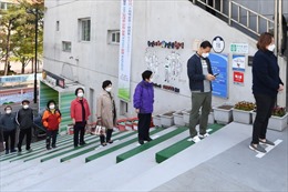 Người Hàn Quốc thực hiện &#39;giãn cách xã hội&#39; đi bỏ phiếu sớm giữa mùa dịch COVID-19