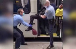 Không chịu đeo khẩu trang, người đàn ông bị cảnh sát Mỹ khiêng khỏi xe buýt