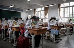Học sinh Trung Quốc thí điểm đeo vòng tay thông minh đo thân nhiệt