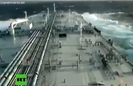 Video tàu Iran vượt biển mang trăm nghìn thùng dầu đầu tiên tới Venezuela