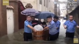 Cảnh sát Trung Quốc dùng bồn tắm đưa thí sinh đi thi đại học giữa dòng nước lũ