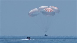 Khoảnh khắc tàu vũ trụ SpaceX hạ cánh an toàn trên biển sau sứ mệnh lịch sử