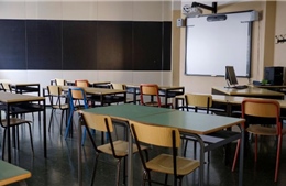 Trường học Italy cưa nhỏ bàn ghế để học sinh giãn cách xã hội