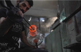Tái chế kính vụn sau vụ nổ Beirut thành chai lọ