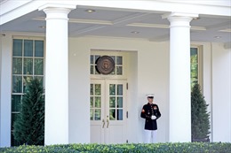 Nhà Trắng chuẩn bị những gì cho Tổng thống Trump trở lại Phòng Bầu dục