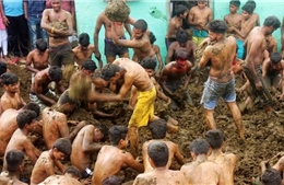 Dân làng thi nhau ném phân bò vào nhau trong lễ hội truyền thống tại Ấn Độ