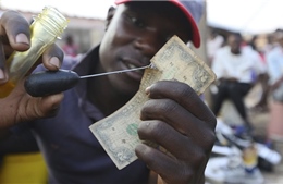 Thợ sửa tiền - cứu tinh cho những đồng USD rách tại Zimbabwe