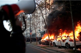 Hình ảnh người biểu tình Paris thiêu xe, đốt phá ngân hàng để phản đối bạo lực cảnh sát