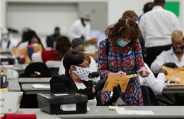 Không khí khẩn trương tại các điểm kiểm phiếu bầu cử Mỹ