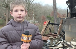 Anh trai 7 tuổi quay lại nhà đang cháy lớn, cứu em gái 22 tháng