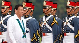 Binh sĩ, bộ trưởng Philippines tiêm vaccine COVID-19 trước khi được phê duyệt