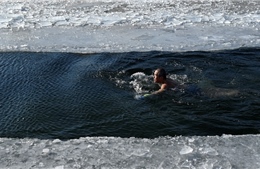 Nhóm cụ ông lặn ngụp dưới dòng sông băng -11 độ C