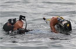 Đội lặn Indonesia tìm được mảnh vỡ máy bay ở độ sâu 23 m dưới biển Java