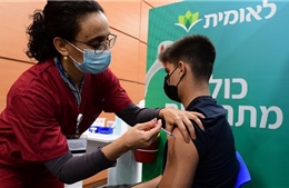Israel mở rộng tiêm vaccine COVID-19 cho thanh thiếu niên, phục vụ thi cử