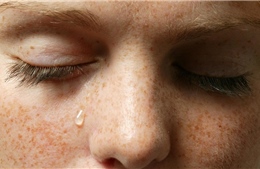 Thiết bị cảm ứng đeo bên người theo dõi sức khoẻ qua nước mắt