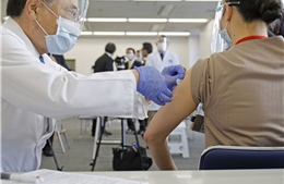Người Nhật làm quen với cách tiêm kiểu mới trong chiến dịch vaccine COVID-19