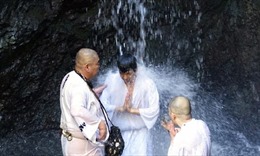&#39;Thiền thác nước&#39; đập tan mọi căng thẳng trong mùa dịch tại Nhật Bản