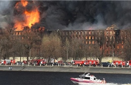  Cháy lớn lan ra hơn 4.000m2 nhà máy lịch sử ở St. Petersburg
