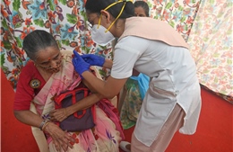 Ba cụ bà Ấn Độ bị tiêm phòng vaccine dại thay vì COVID-19