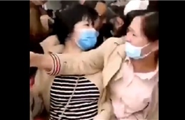 Người dân Trung Quốc chen nhau đi tiêm vaccine COVID-19