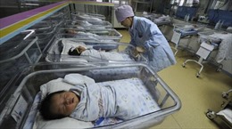 Chi phí nuôi con tại Trung Quốc tốn kém khiến các cặp đôi dè dặt sinh nở