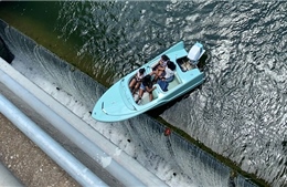 Thót tim cảnh thuyền chở khách du lịch mấp mé trên mép đập cao hơn 10m