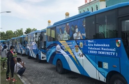 Indonesia biến xe buýt công cộng thành điểm tiêm vaccine COVID-19