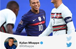 Tiền đạo K. Mbappe mãn nguyện khi đổi áo với thần tượng Ronaldo sau cuộc chiến sinh tử