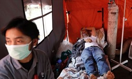 Bệnh viện Indonesia quá tải, bãi đỗ xe thành phòng cấp cứu bệnh nhân COVID-19