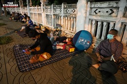 Hàng trăm người Thái Lan ngủ qua đêm ngoài đền Bangkok chờ xét nghiệm COVID-19&nbsp;
