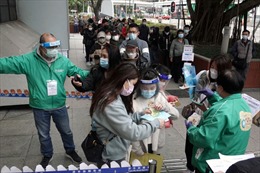 Cha mẹ hối hả đưa con đi tiêm vaccine COVID-19 tại Hong Kong
