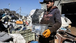 &#39;Nghĩa địa&#39; pin cũ chất chồng, đe dọa sức khỏe người dân Gaza