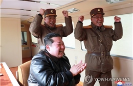 Hình ảnh nhà lãnh đạo Kim Jong-un thị sát phóng tên lửa ICBM mới