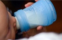 Bác sĩ nhi cảnh báo phong trào dùng sữa công thức tự chế tại Mỹ