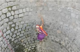 Phụ nữ Ấn Độ mạo hiểm trèo xuống giếng sâu 9m lấy nước