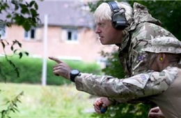 Video Thủ tướng Anh ném lựu đạn, thử tên lửa chống tăng cùng lính Ukraine
