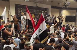 Video người biểu tình xông vào tòa nhà Quốc hội Iraq ở Vùng Xanh