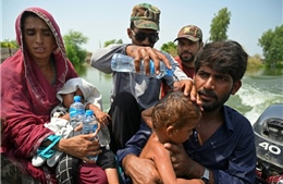 Nỗi khổ của người phụ nữ Pakistan giữa trận lũ lụt lịch sử