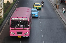 Xe buýt &#39;hung thần màu hồng&#39; trên đường phố Thái Lan