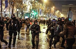 Cảnh sát và người hâm mộ đụng độ dữ dội ở Paris sau khi Pháp thua Argentina ở chung kết World Cup 